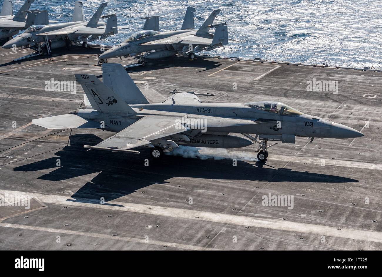 Un U.S. Navy F/A-18E Super Hornet fighter aircraft rende arrestato un atterraggio sul ponte di volo della Nimitz-class portaerei USS George H.W. Bush durante le operazioni contro lo Stato islamico nel funzionamento inerenti risolvere Aprile 4, 2017 nel Golfo Arabico. Foto Stock