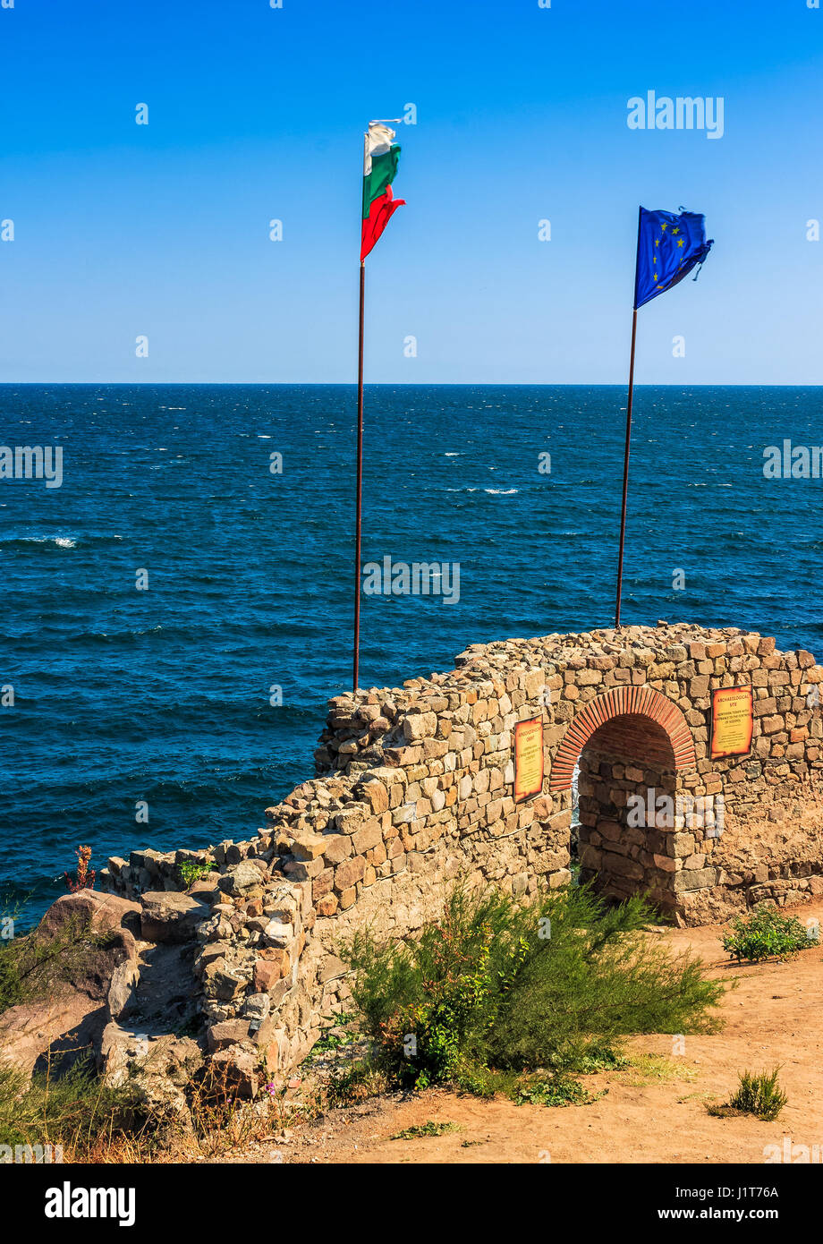 SOZOPOL, Bulgaria - 08 settembre 2013: torre nord con ingresso alla fortezza di Sozopol. Unione e bandiera bulgara abow onda del Mar Nero sh Foto Stock