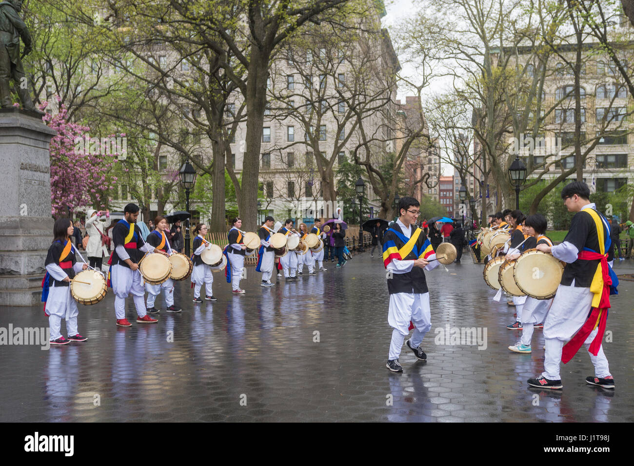 New York, NY 22 Aprile 2017 - NYU impulso ritmico, un gruppo di Korean NYU studenti che svolgono tradizionale coreano tamburi, la Giornata della Terra le prestazioni in Washington Square Park.© Stacy Rosenstock Walsh Foto Stock