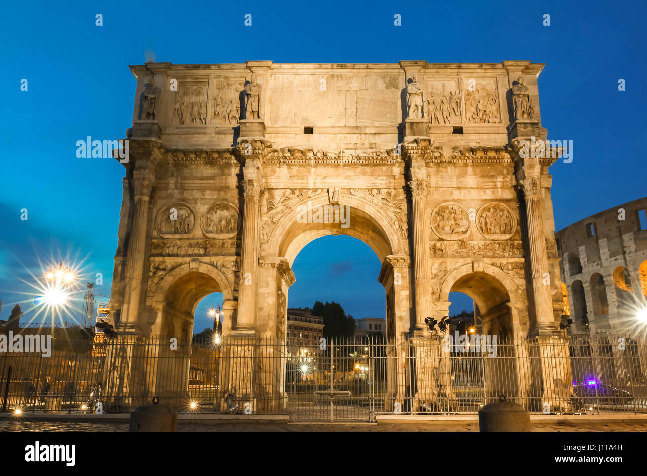 L'Arco di Costantino vicino al Colosseo a Roma, Italia Foto Stock