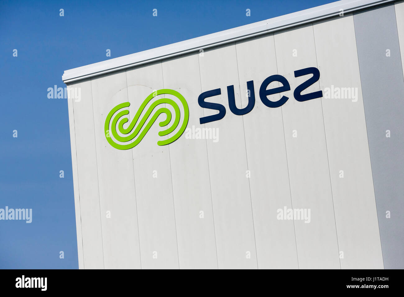 Un segno del logo al di fuori di una struttura occupata da Suez Environnement in Ancaster, Ontario, Canada, il 15 aprile 2017. Foto Stock