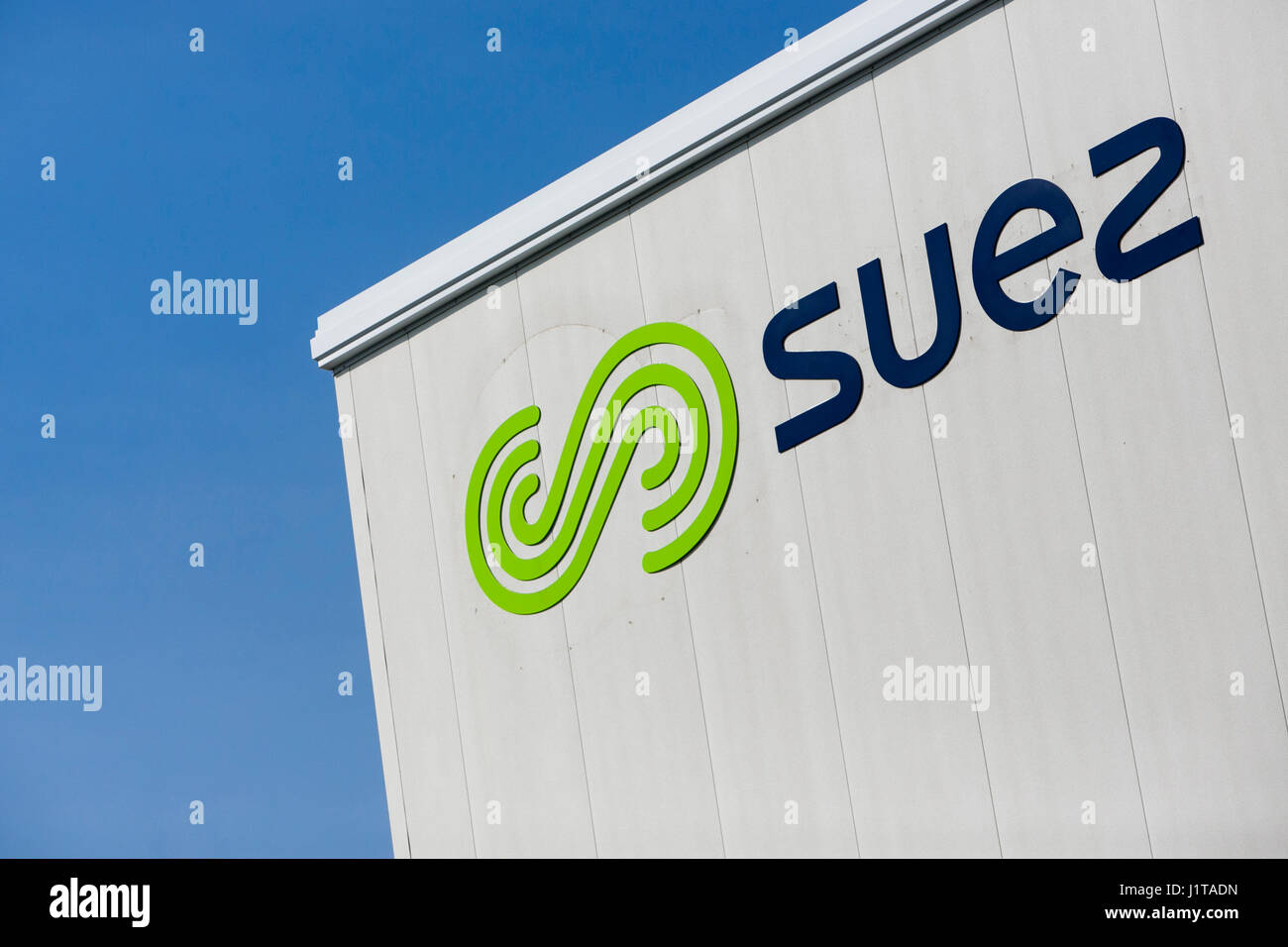 Un segno del logo al di fuori di una struttura occupata da Suez Environnement in Ancaster, Ontario, Canada, il 15 aprile 2017. Foto Stock