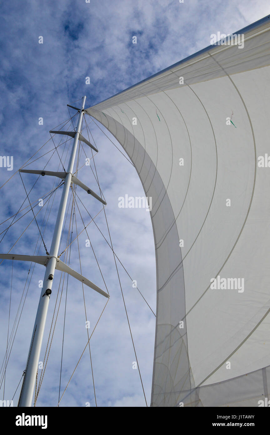 Guardando verso l'alto dal fondo della vela principale Foto Stock