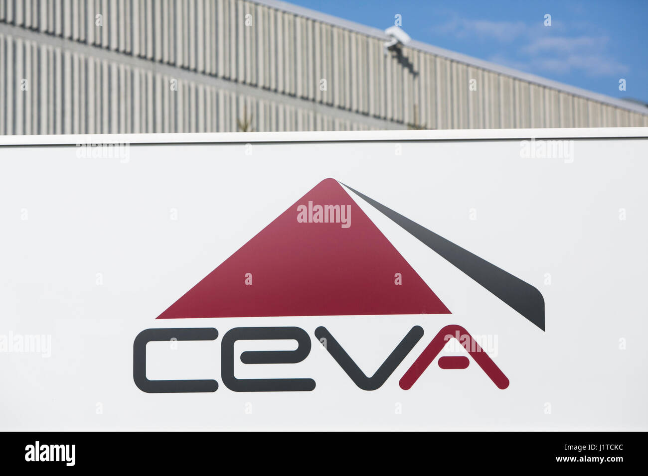 Un segno del logo al di fuori di una struttura occupata dalla CEVA Logistics a Mississauga, Ontario, Canada, il 16 aprile 2017. Foto Stock