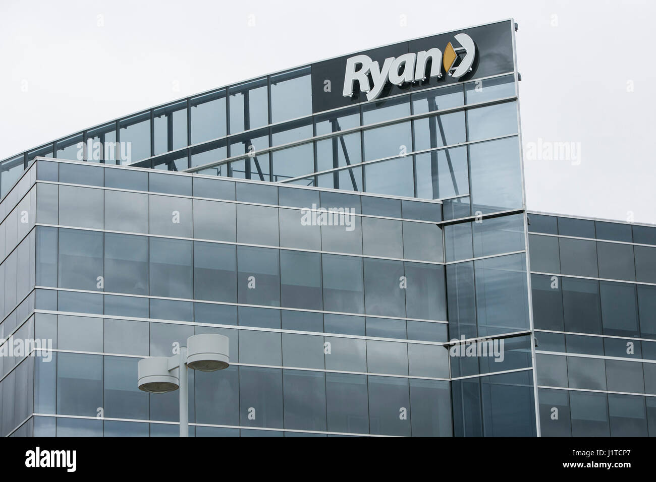 Un segno del logo al di fuori di una struttura occupata da Ryan LLC a Mississauga, Ontario, Canada, il 16 aprile 2017. Foto Stock