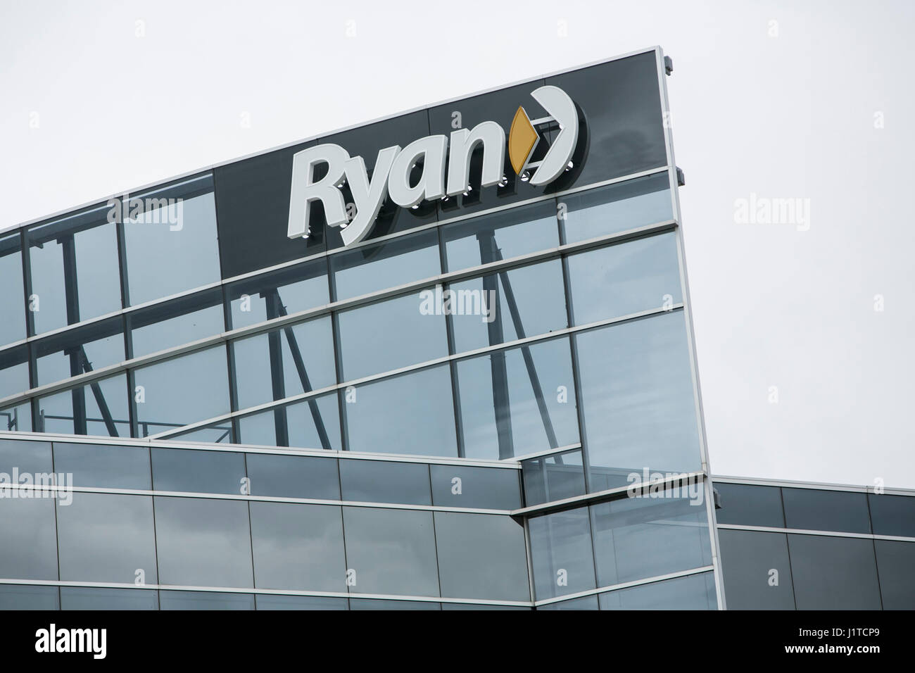 Un segno del logo al di fuori di una struttura occupata da Ryan LLC a Mississauga, Ontario, Canada, il 16 aprile 2017. Foto Stock