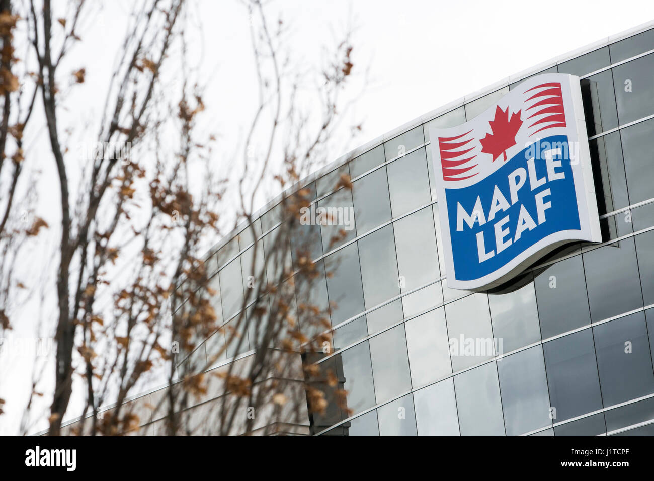 Un segno del logo al di fuori di una struttura occupata dal Maple Leaf Foods Inc., a Mississauga, Ontario, Canada, il 16 aprile 2017 Foto Stock