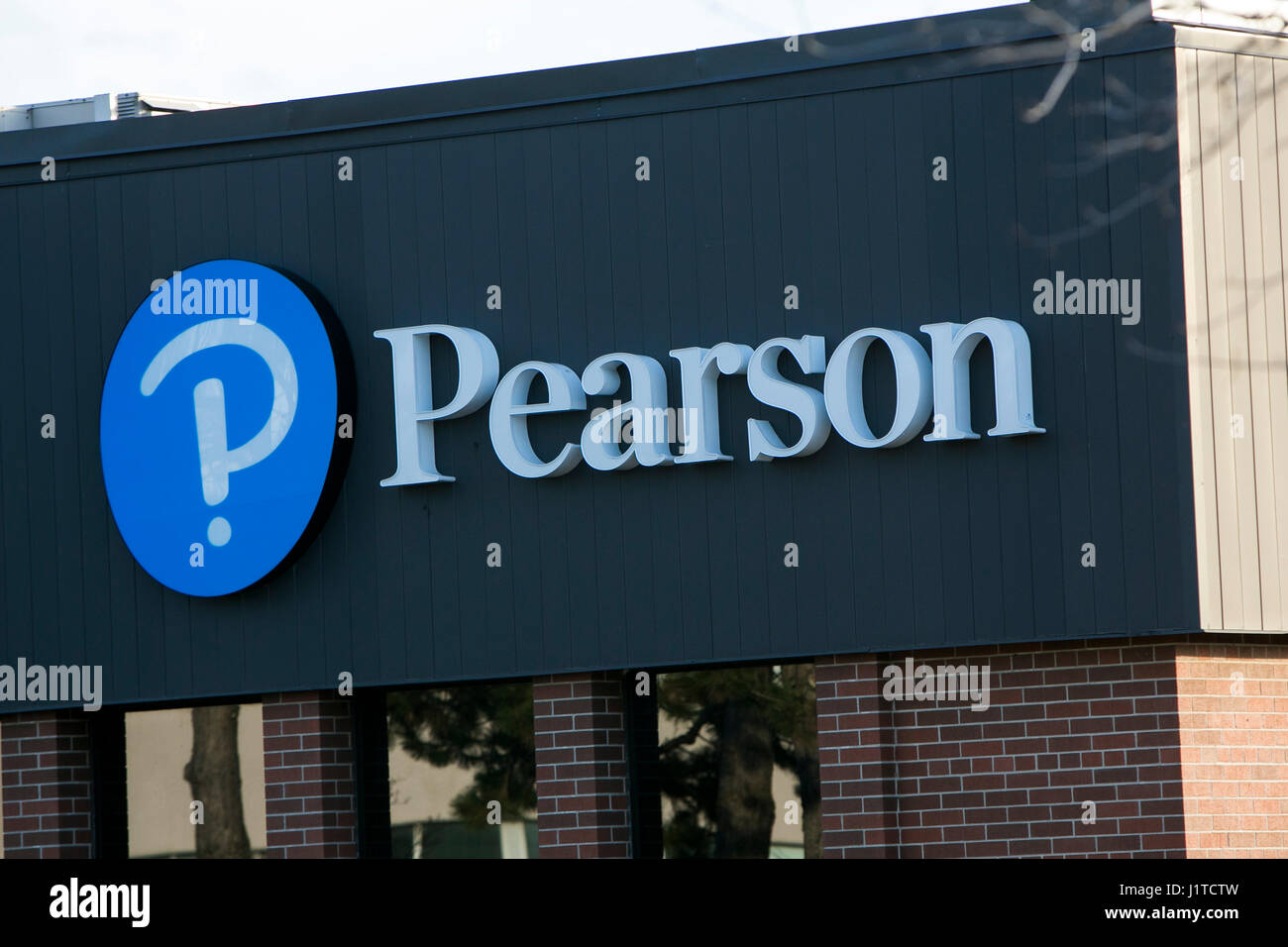 Un segno del logo al di fuori di una struttura occupata da Pearson nel North York, Ontario, Canada, il 16 aprile 2017. Foto Stock