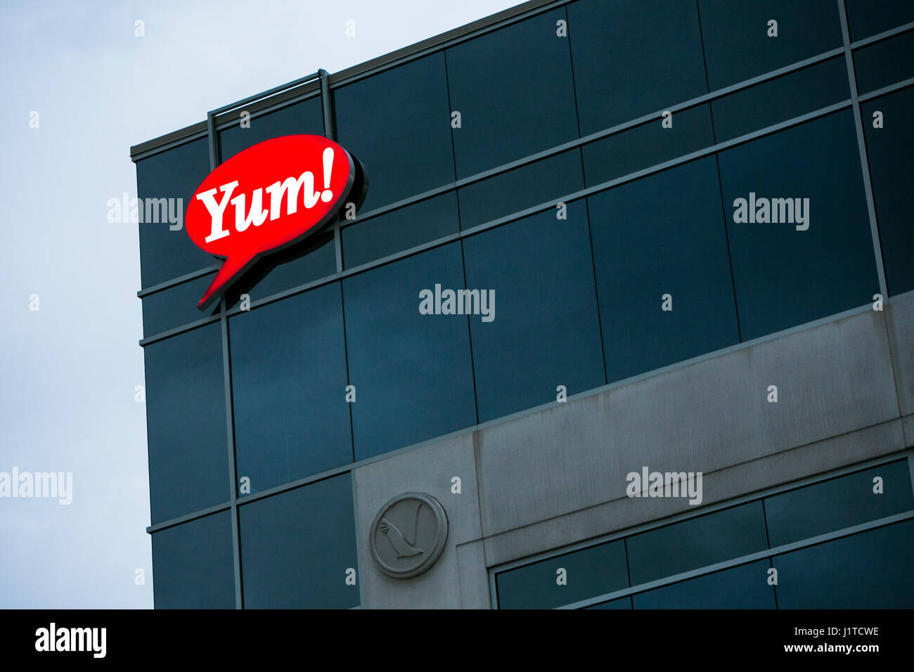 Un segno del logo al di fuori di una struttura occupata da Yum! Marche, Inc. di Vaughan, Ontario, Canada, il 16 aprile 2017. Foto Stock