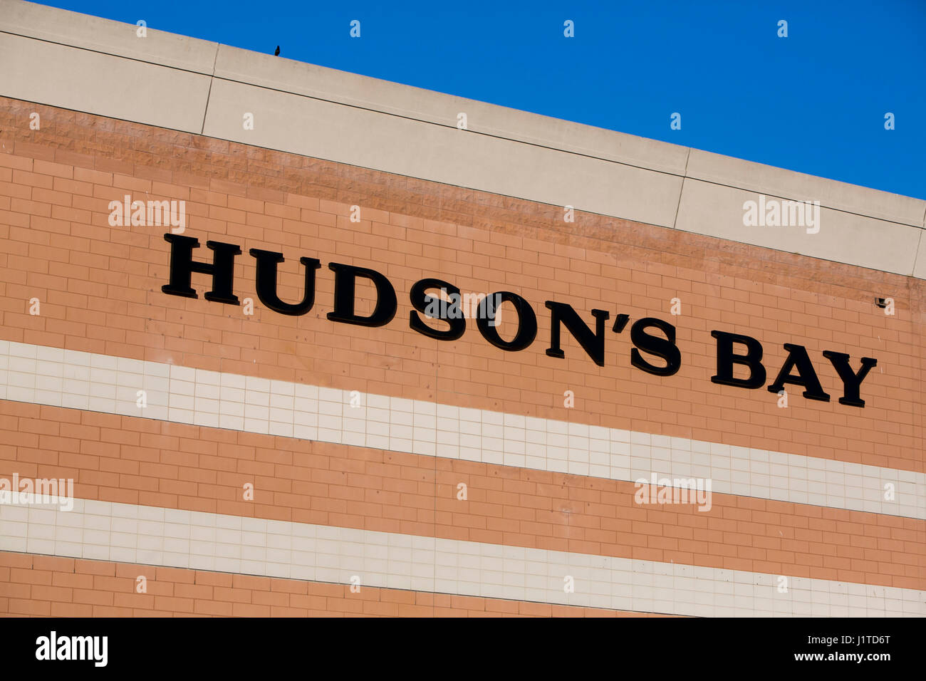 Un logo segno esterno di una Hudson's Bay store retail in Burlington, ON, Canada il 14 aprile 2017. Foto Stock