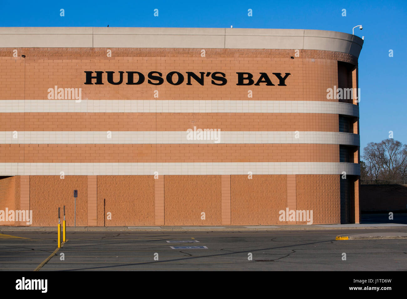 Un logo segno esterno di una Hudson's Bay store retail in Burlington, ON, Canada il 14 aprile 2017. Foto Stock