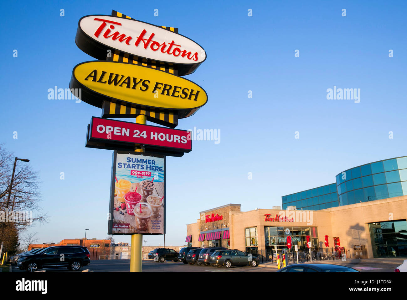 Un segno del logo al di fuori di un Tim Hortons ristorante in Oakville, ON, Canada il 14 aprile 2017. Foto Stock