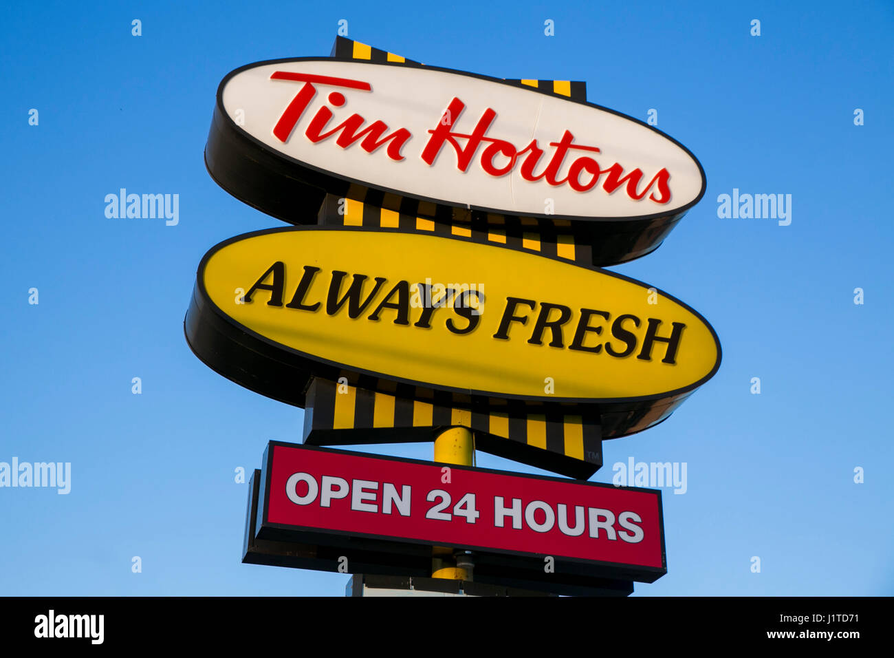 Un segno del logo al di fuori di un Tim Hortons ristorante in Oakville, ON, Canada il 14 aprile 2017. Foto Stock