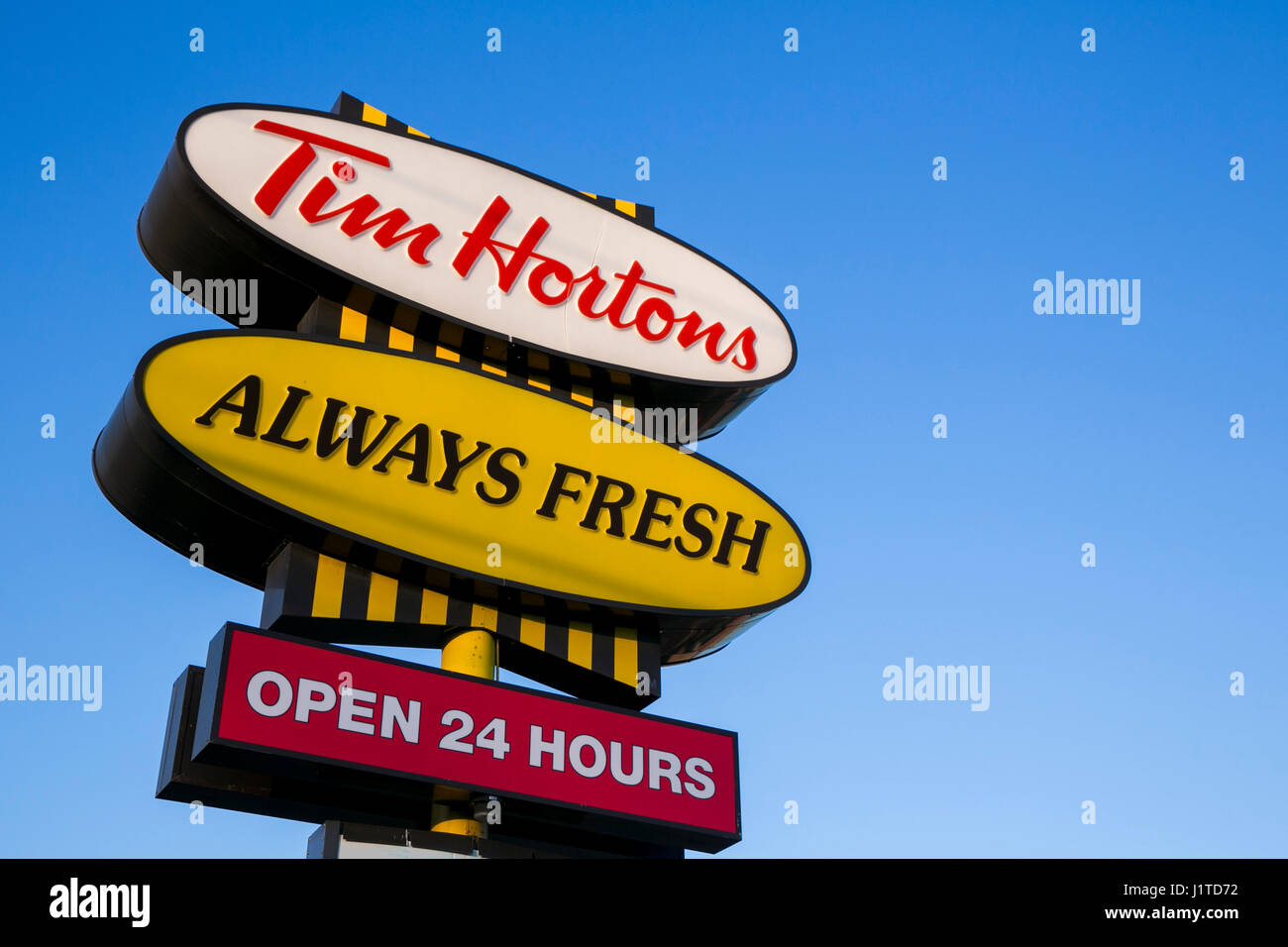 Un segno del logo al di fuori di un Tim Hortons ristorante in Oakville, ON, Canada il 14 aprile 2017. Foto Stock