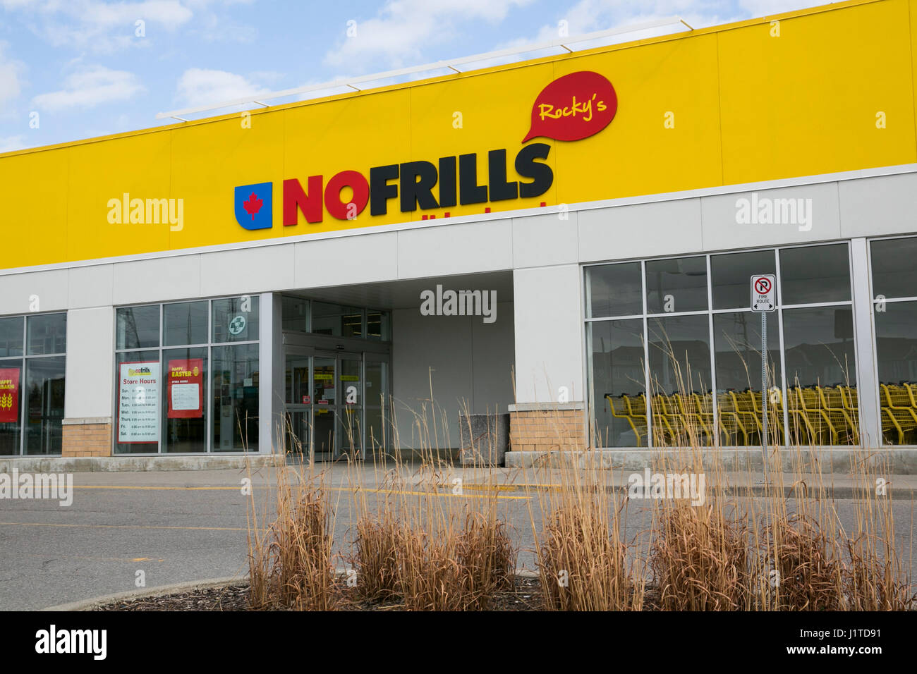 Un logo segno esterno di una senza fronzoli drogheria store retail in Mississauga, Ontario, Canada, il 16 aprile 2017. Foto Stock