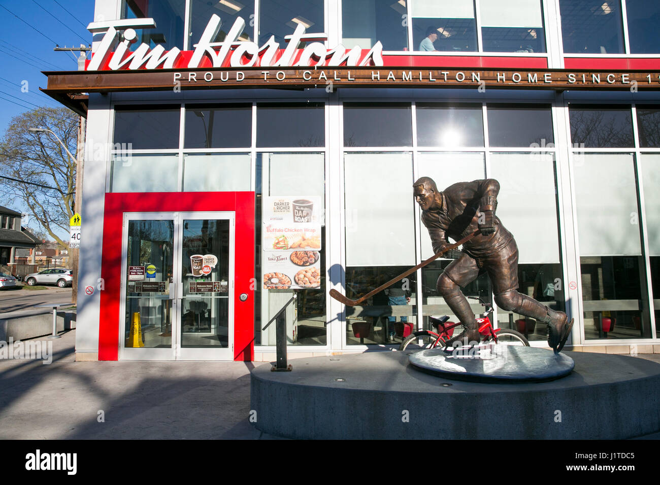 Un logo segno esterno della posizione del primo Tim Hortons ristorante di Hamilton, Ontario, Canada, il 17 aprile 2017. Foto Stock