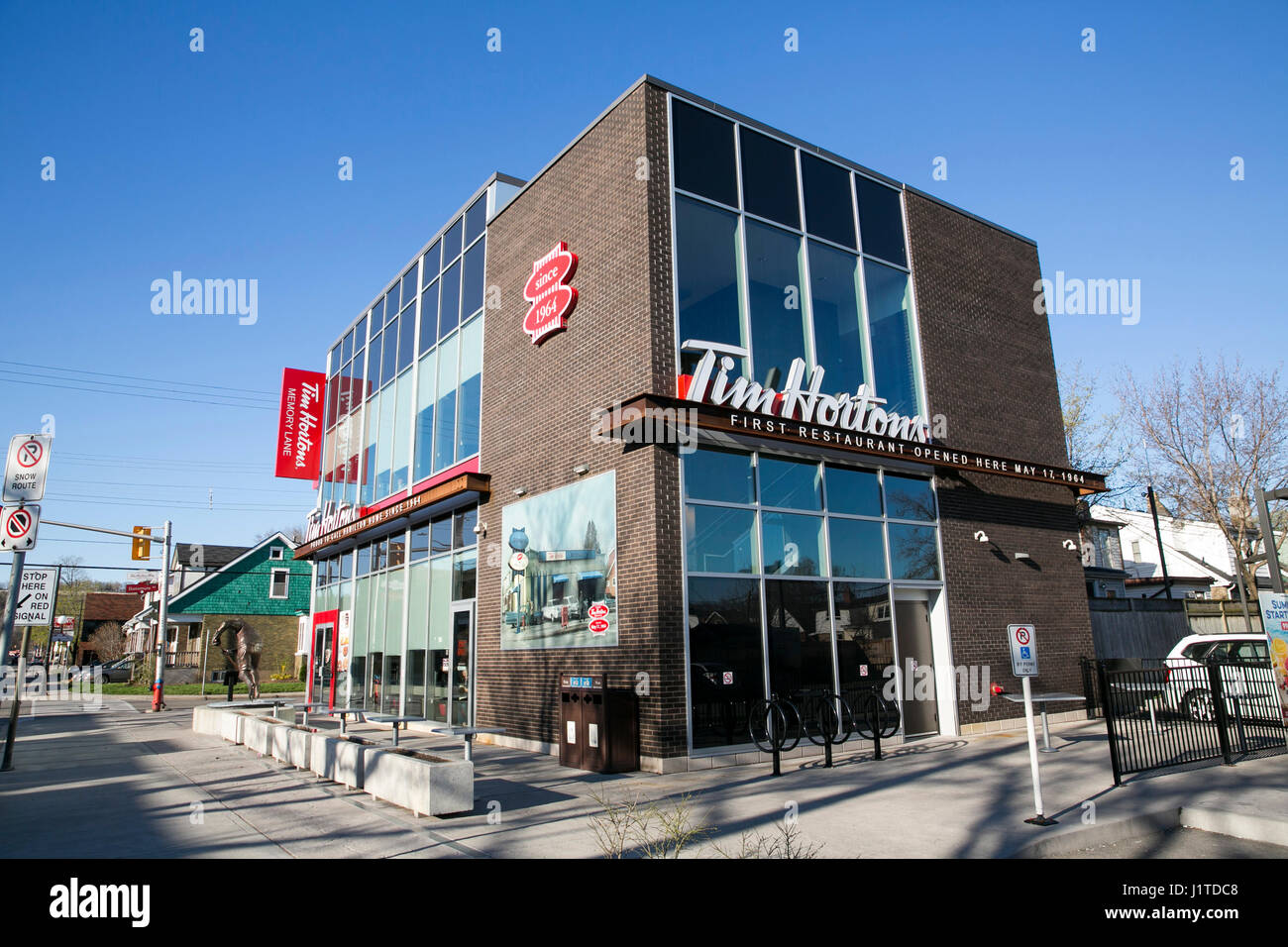 Un logo segno esterno della posizione del primo Tim Hortons ristorante di Hamilton, Ontario, Canada, il 17 aprile 2017. Foto Stock