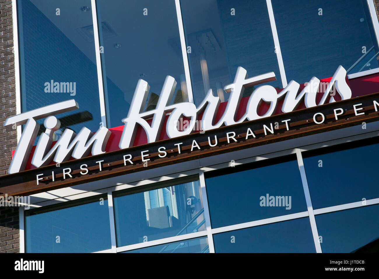 Un logo segno esterno della posizione del primo Tim Hortons ristorante di Hamilton, Ontario, Canada, il 17 aprile 2017. Foto Stock
