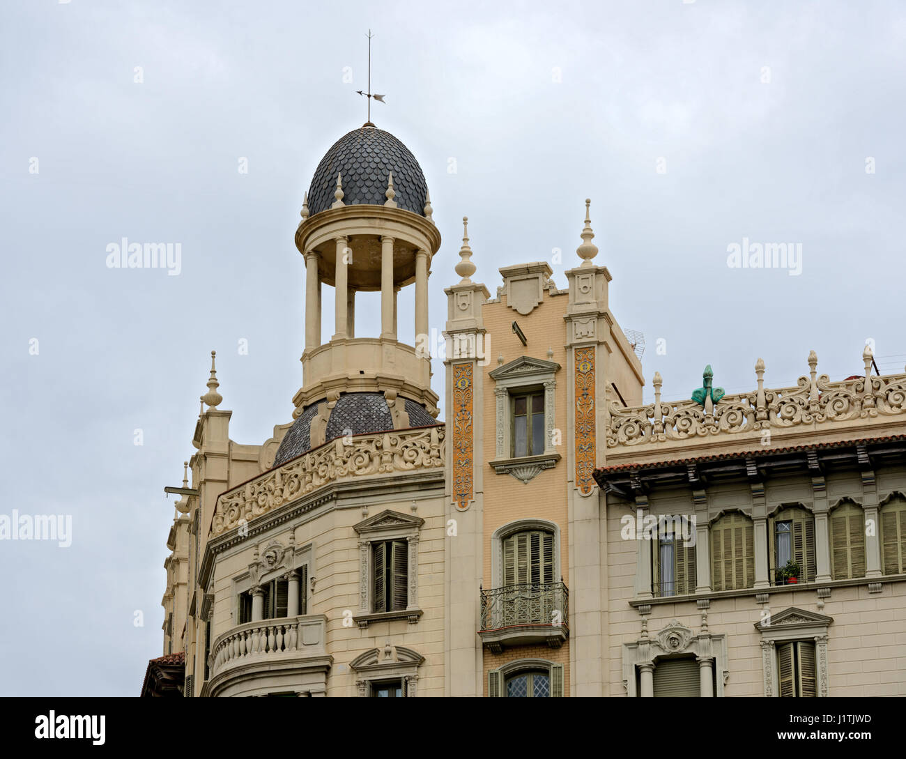 Close-up della parte superiore ad angolo con la torretta del vecchio edificio su Avenue Diagonal, 438 è su un angolo Pau Claris Street a Barcellona, Spagna. Foto Stock