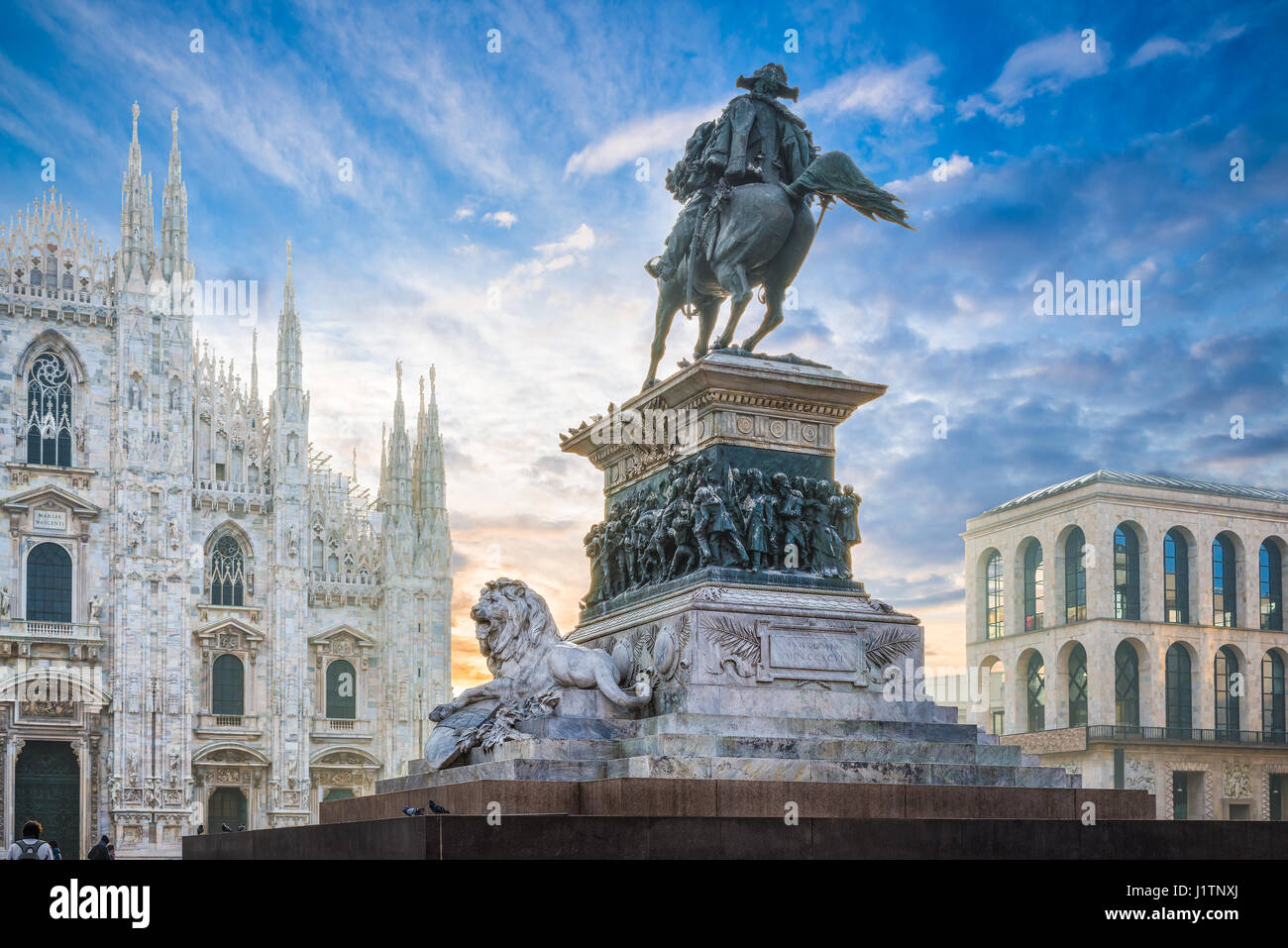 Piazza del Duomo di Milano, Italia. Monumento equestre di re Vittorio Emanuele II all'alba. Sullo sfondo il duomo di Milano Foto Stock