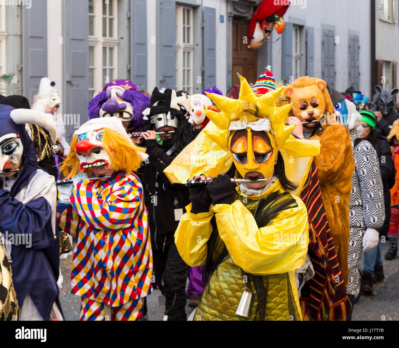 Nadelberg, Basilea, Svizzera - Marzo 7, 2017. Primo piano di un piccolo gruppo di carnevale i partecipanti che interpretano il ruolo di piccolo mentre marcia attraverso la città vecchia. Foto Stock