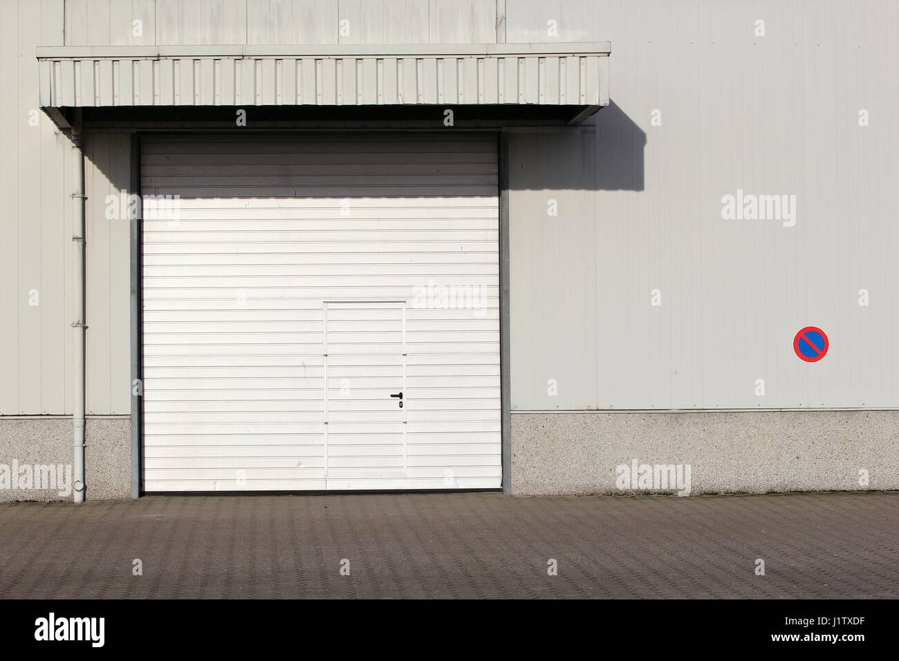 Porta sezionale di un magazzino Foto Stock