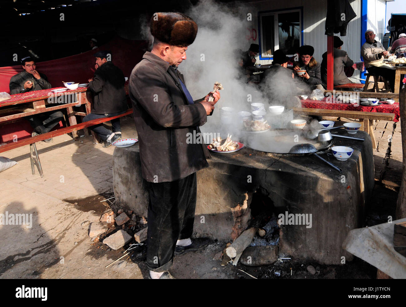 Un tè bancarella vendendo Samsa- un tradizionale Uyghur gnocco. Foto Stock