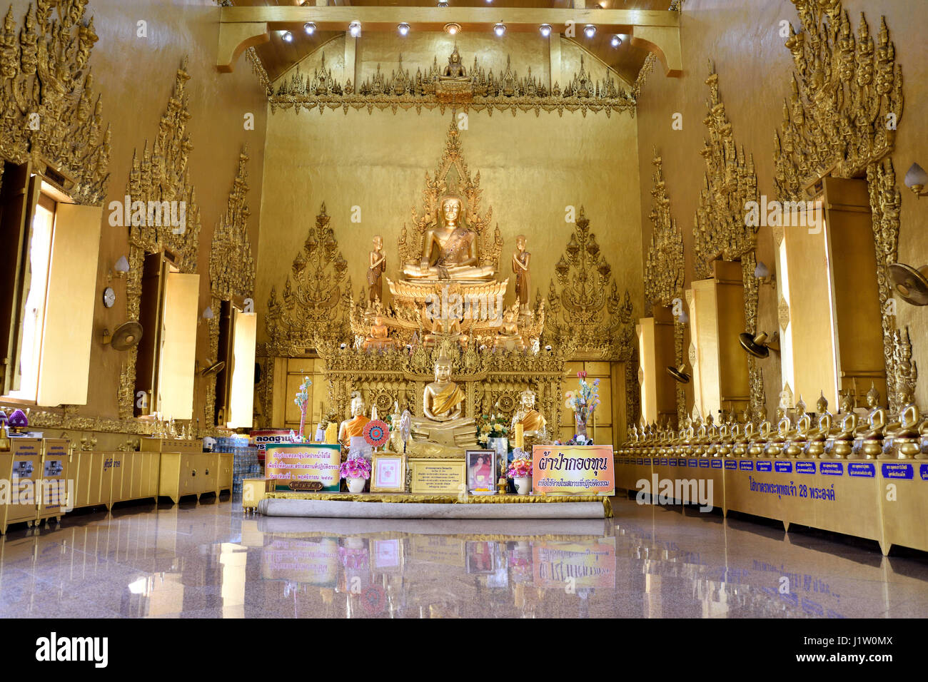 Statue di Buddha nella sala principale di Wat Paknam Jolo (Tempio d'oro) in Bang Khla in provincia Chachaoengsao in Tailandia Centrale Foto Stock