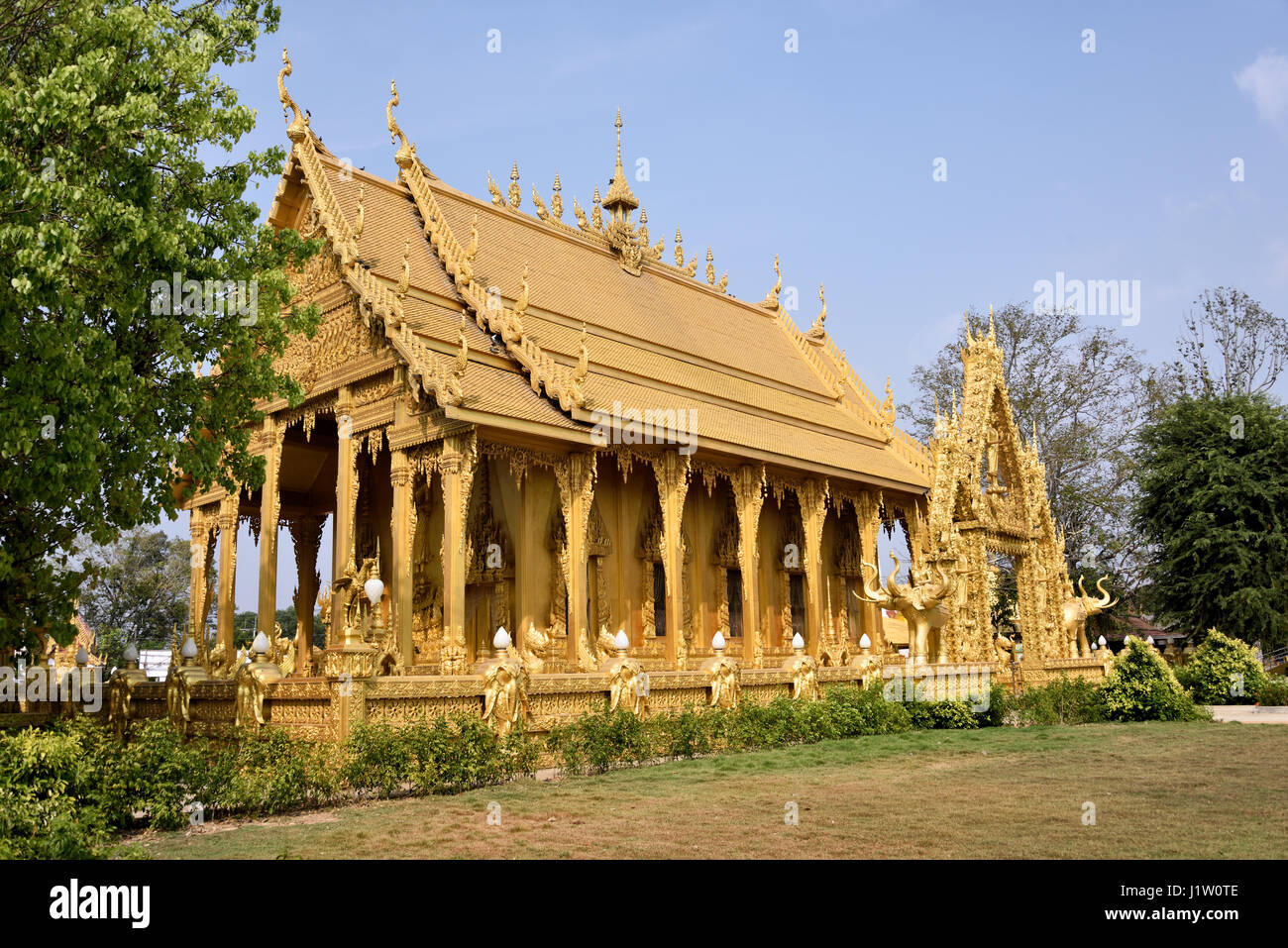 La sala principale di Wat Paknam Jolo (Tempio d'oro) in Bang Khla in provincia Chachaoengsao in Tailandia Centrale Foto Stock