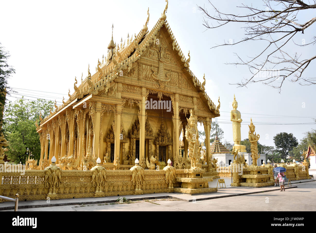 La sala principale di Wat Paknam Jolo (Tempio d'oro) in Bang Khla in provincia Chachaoengsao in Tailandia Centrale Foto Stock