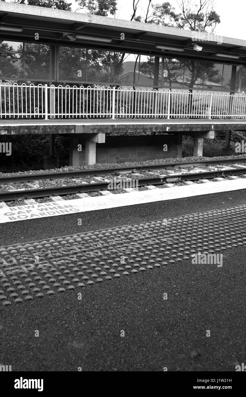 Bianco e nero industriale stazione ferroviaria platform Foto Stock