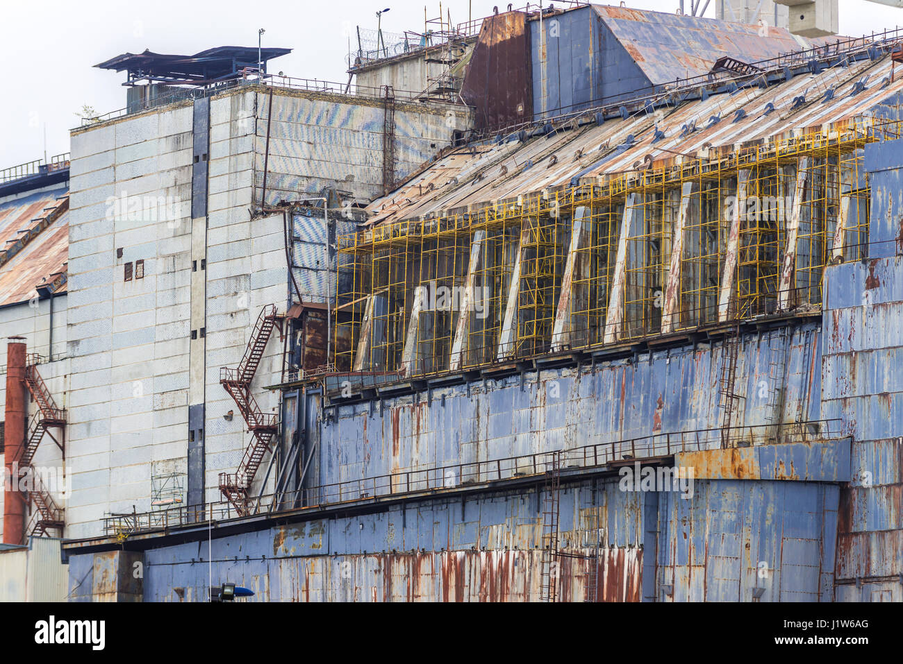 Vicino sul vecchio sarcofago di cemento e acciaio del reattore n. 4 della centrale nucleare di Cernobyl nella zona di alienazione in Ucraina Foto Stock