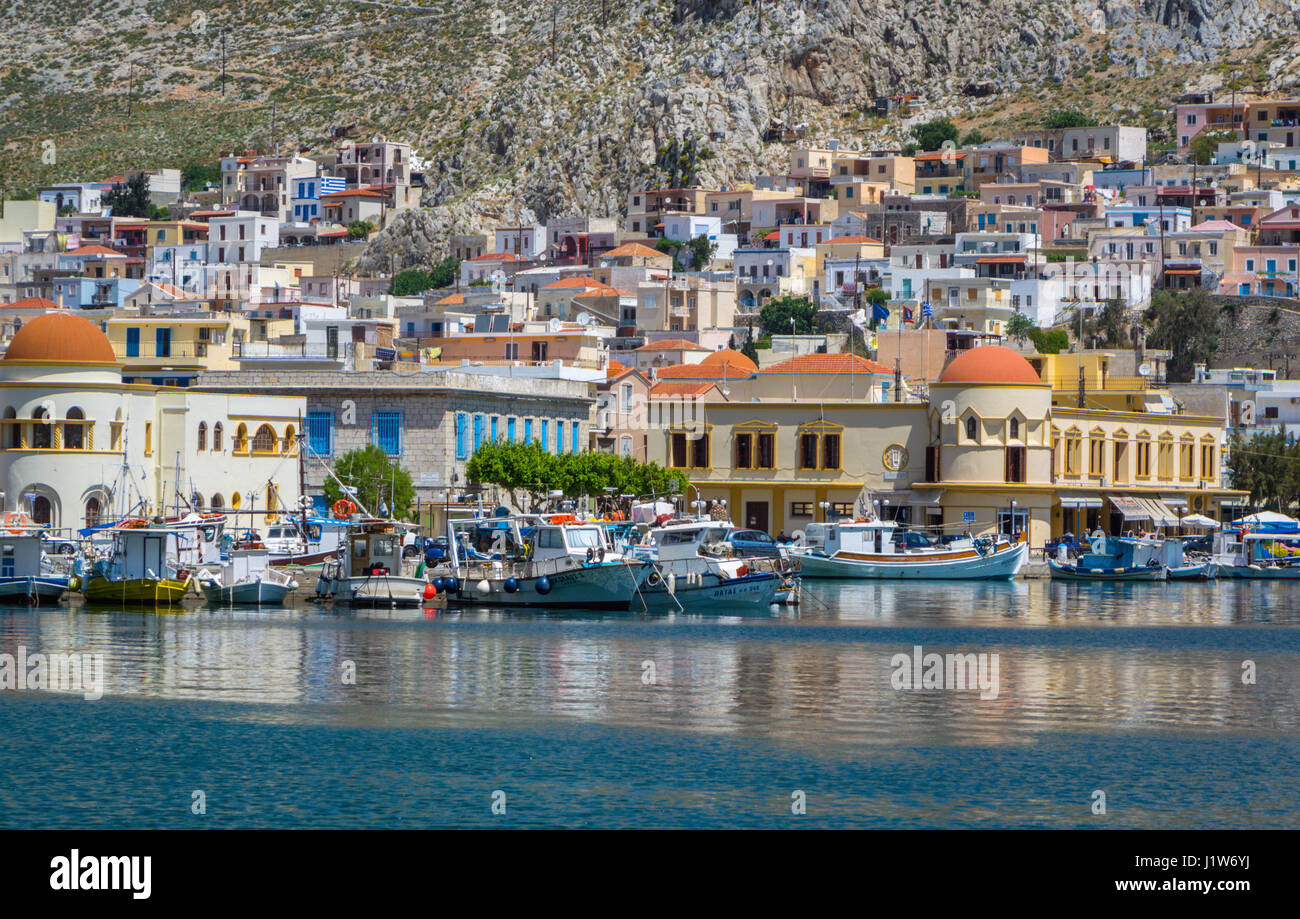 Lo stile italiano di edifici nel porto di Pothis, Kalymnos, Grecia Foto Stock