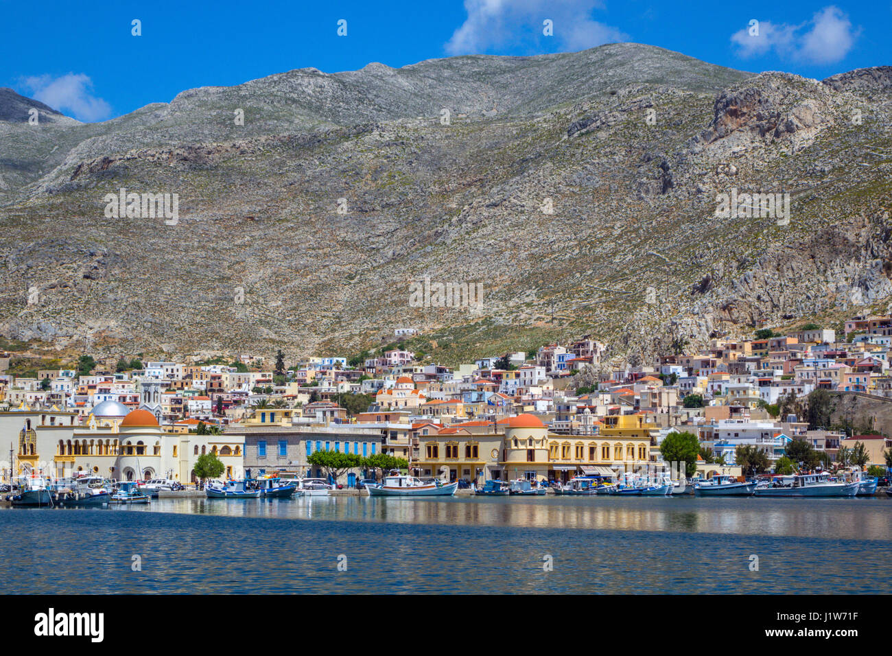 Lo stile italiano di edifici nel porto di Pothis, Kalymnos, Grecia Foto Stock