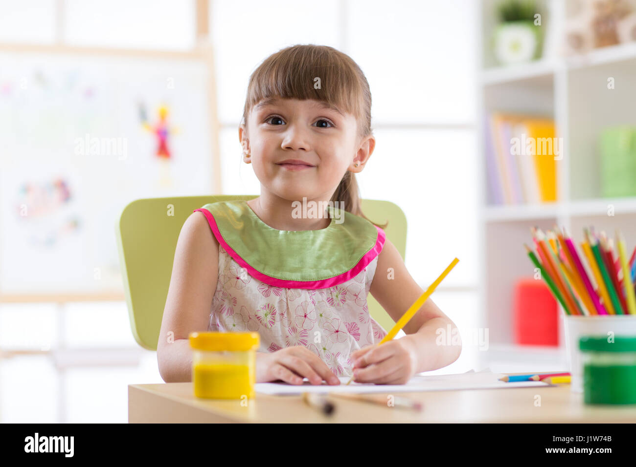 Grazioso piccolo bambino preschooler disegno a casa Foto Stock