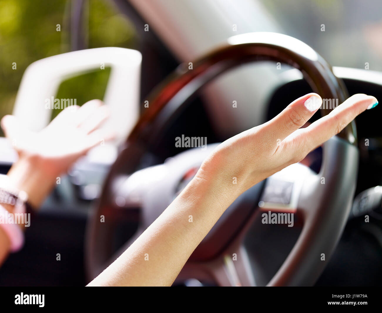 Driver femminile dimostrando la guida automatica. Foto Stock