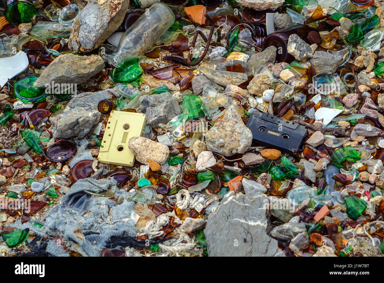 Punta di rifiuti, rifiuti, con il vetro rotto, plastica e metallo arrugginito, Grecia Foto Stock