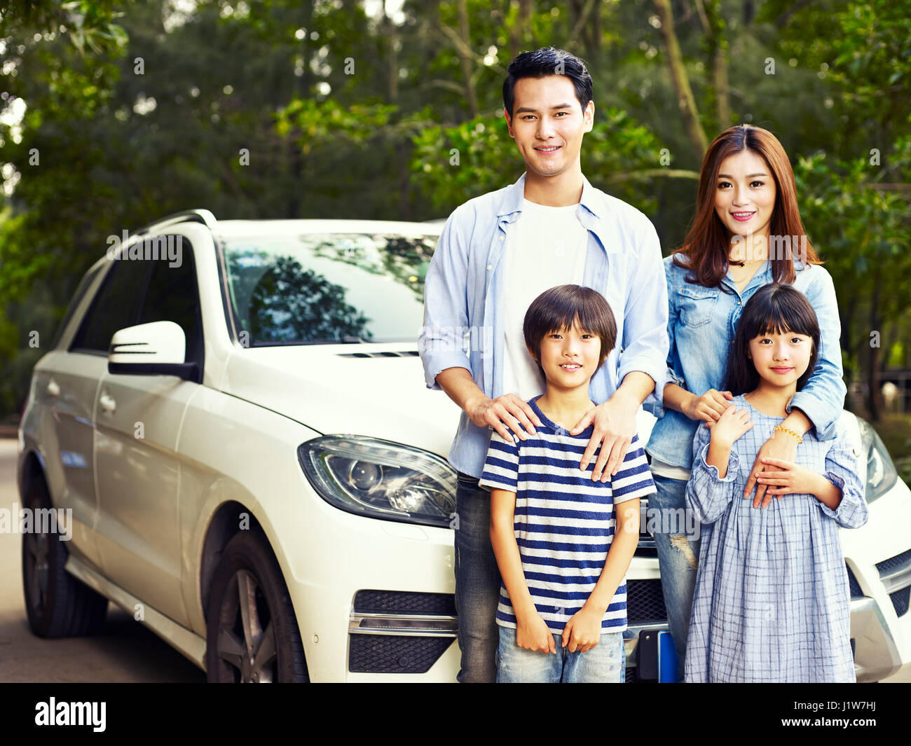 Felice famiglia asiatica di scattare una foto durante il viaggio. Foto Stock