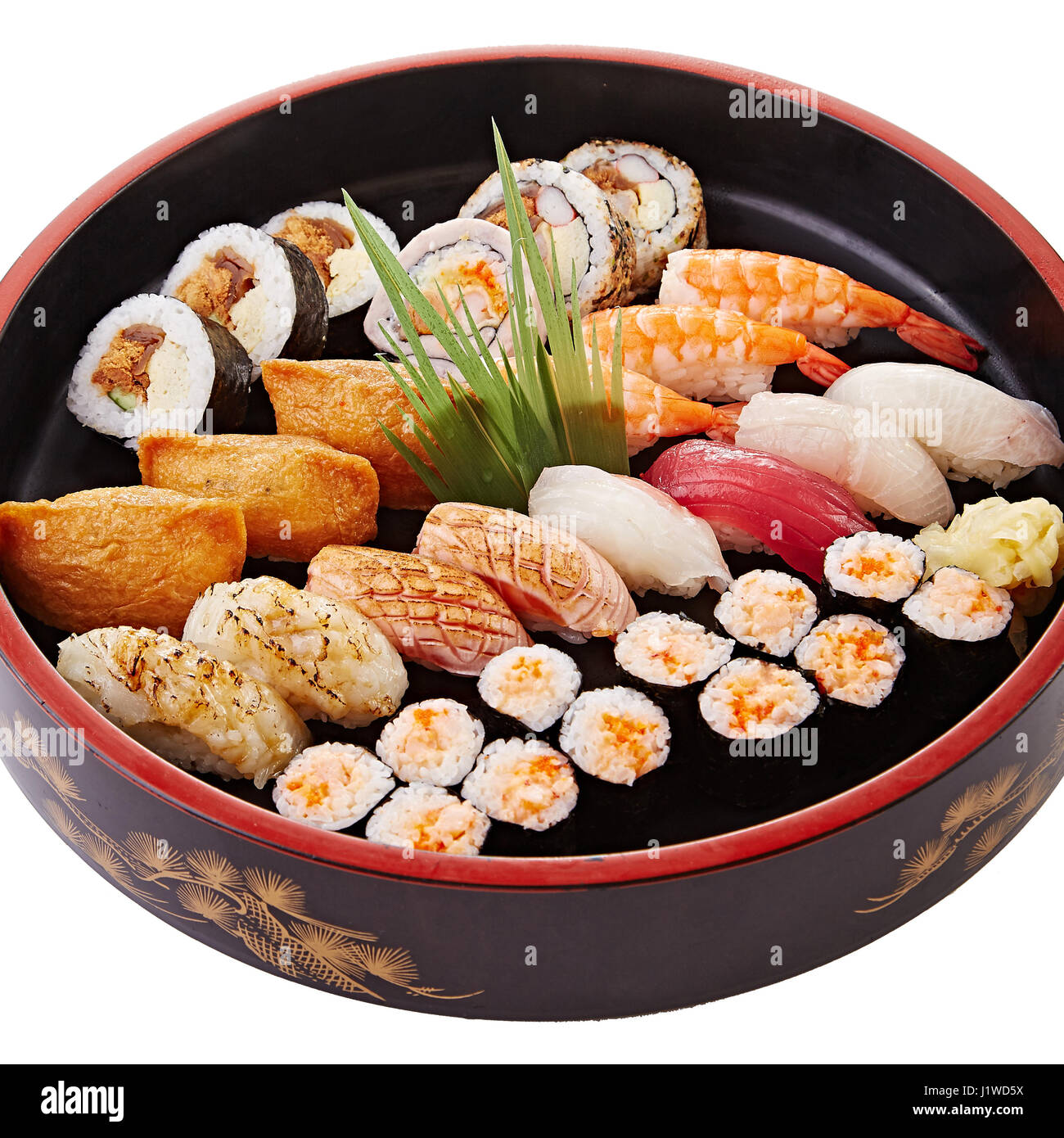Bento di sushi con gamberi, calamari e kimbap Foto Stock
