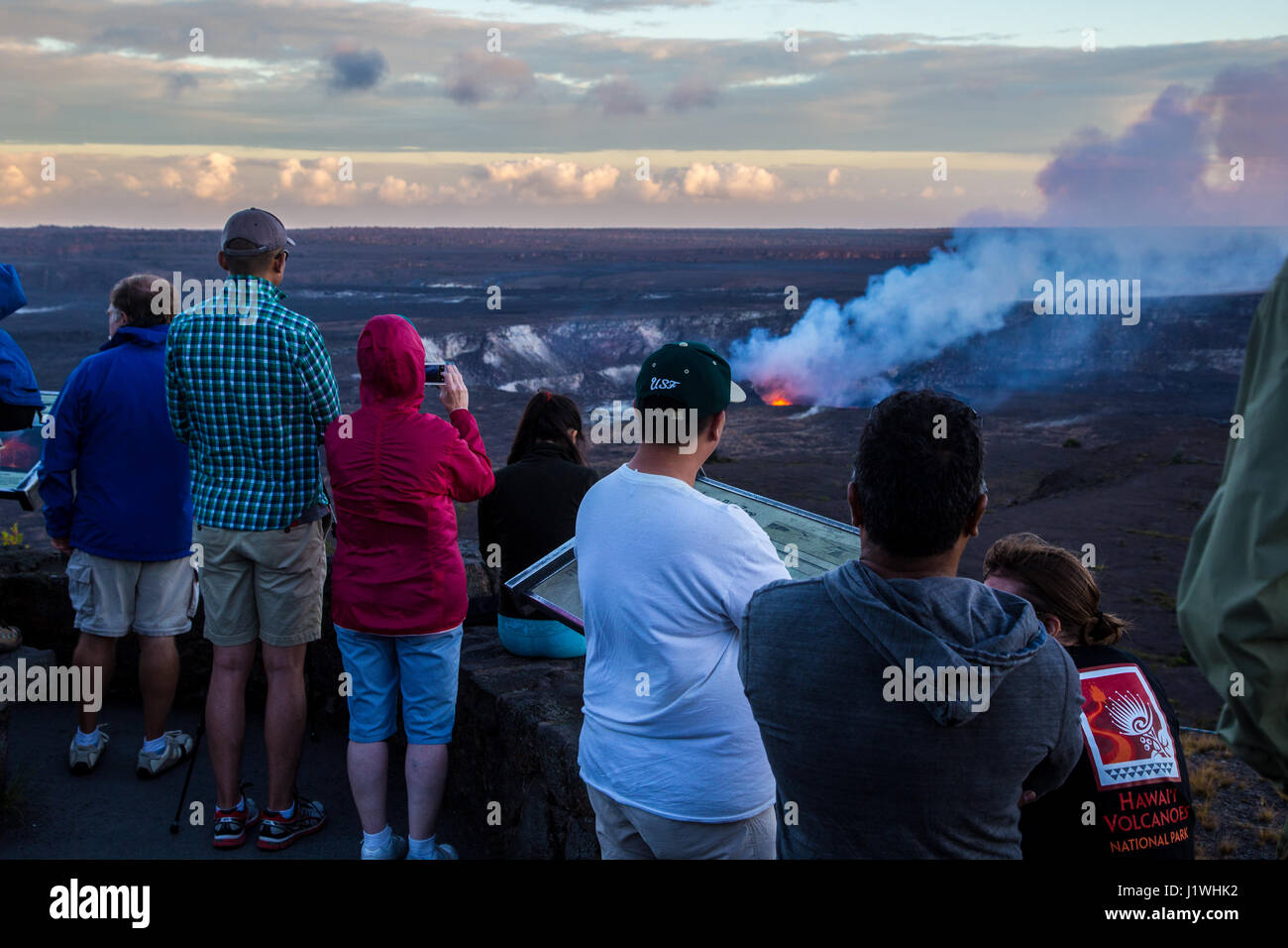 I turisti guardare il fumo e fuoco da lava fusa proveniente dal cratere Halemaumau entro il molto più grandi di Caldera sommitale del vulcano Kīlauea visto dal Jaggar Museum nel Parco Nazionale dei Vulcani delle Hawaii Settembre 26, 2016 in Hilo, Hawaii. Foto Stock