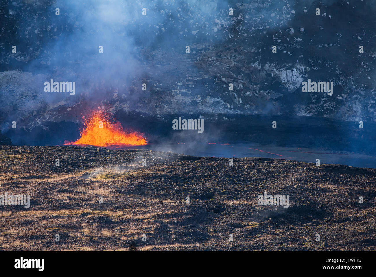 Un lago di lava proveniente dal cratere Halemaumau entro il molto più grandi di Caldera sommitale del vulcano Kīlauea visto dal Jaggar Museum nel Parco Nazionale dei Vulcani delle Hawaii Settembre 19, 2016 in Hilo, Hawaii. Foto Stock
