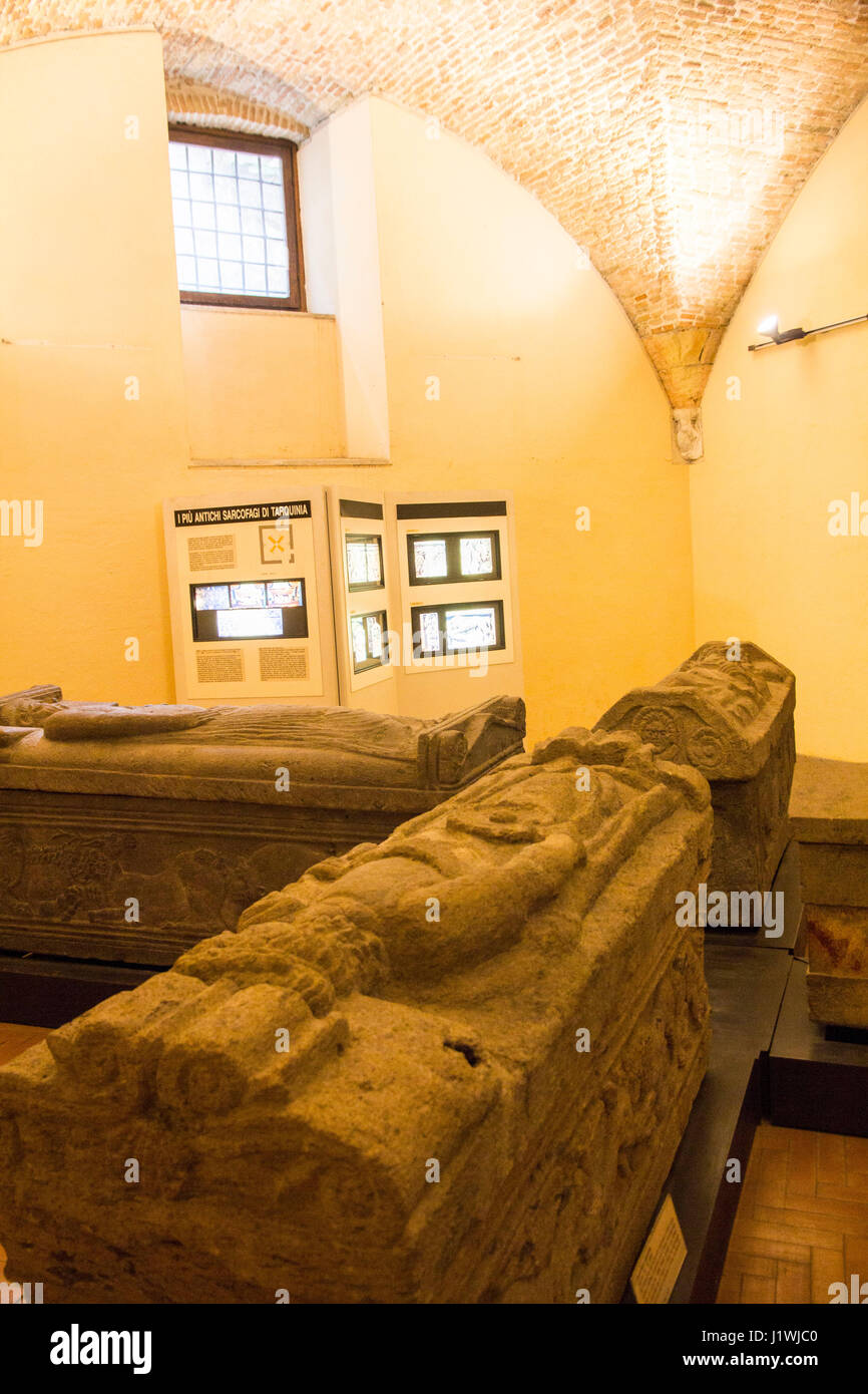 Presso il Museo Archeologico Nazionale di Tarquinia, i visitatori possono esaminare da vicino una splendida collezione di marmo e alabastro sarcofagi etruschi. Foto Stock