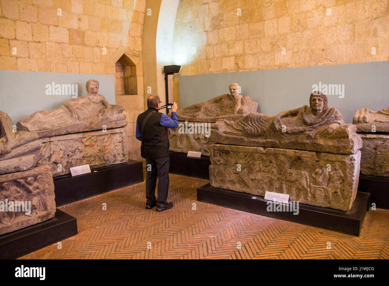 Presso il Museo Archeologico Nazionale di Tarquinia, i visitatori possono esaminare da vicino una splendida collezione di marmo e alabastro sarcofagi etruschi. Foto Stock