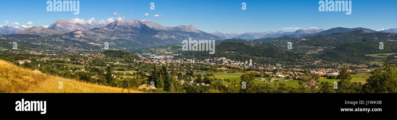 Panoramica vista estiva della città di Gap in Hautes Alpes con montagne circostanti e picchi. A sud delle Alpi Francesi, regione PACA, Francia Foto Stock