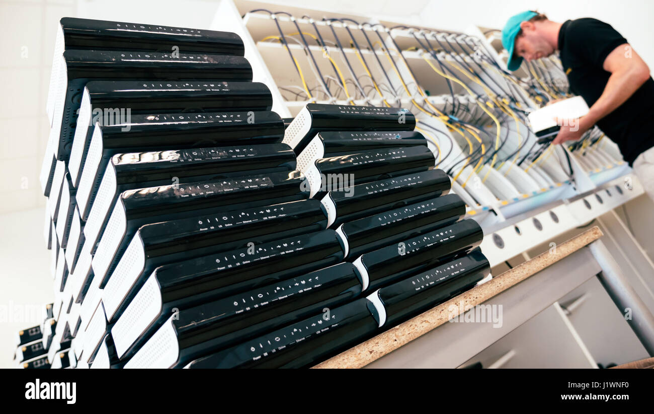 Modem via cavo per il test e la manutenzione su un banco di prova Foto Stock