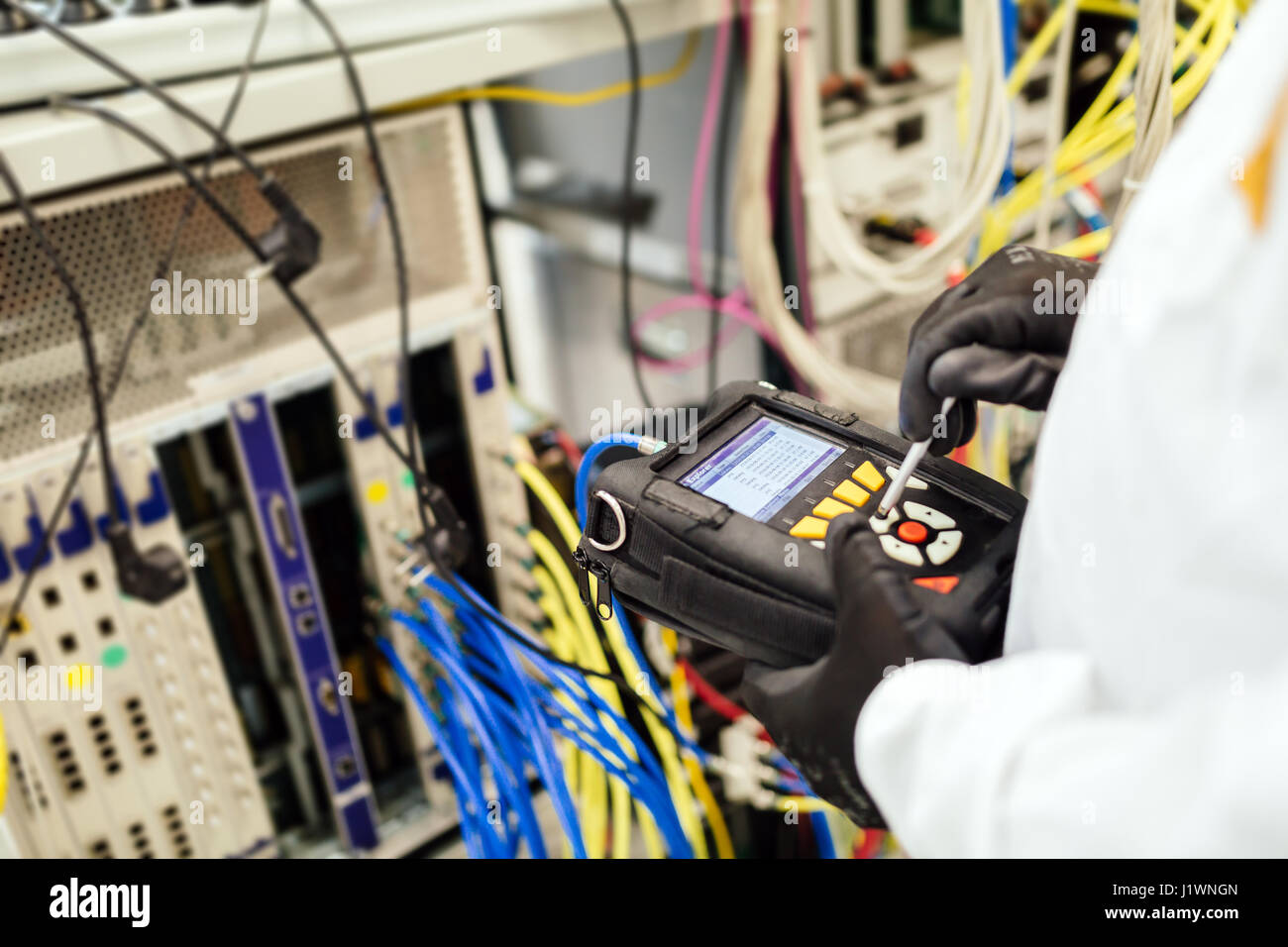 Tecnico operante nella scheda di rete labaratory Foto Stock