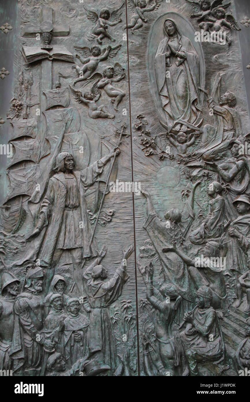 Cattedrale di Almudena (Santa María la Real de La Almudena), Madrid, Spagna. Dettagli da porte raffigurante la conquista spagnola del Sud America Foto Stock