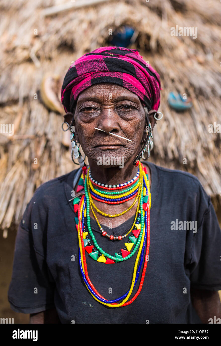 Anziani bedick donna dal villaggio rurale di Iwol, vicino alla frontiera della Guinea Foto Stock