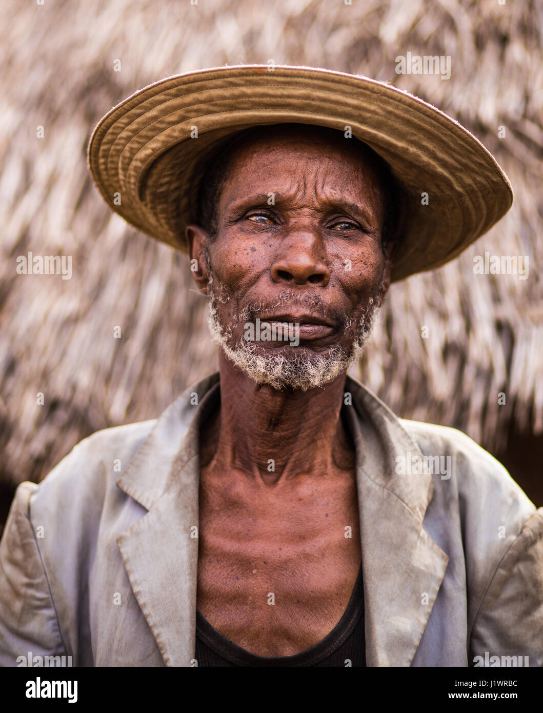 Ritratto di un uomo cieco da un villaggio bedick nelle zone rurali del sud Senegal orientale Foto Stock