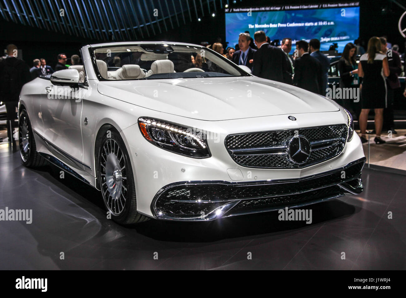 Mercedes-Benz Maybach S 650 cabriolet mostrato al New York International Auto Show 2017, presso il Jacob Javits Center. Foto Stock